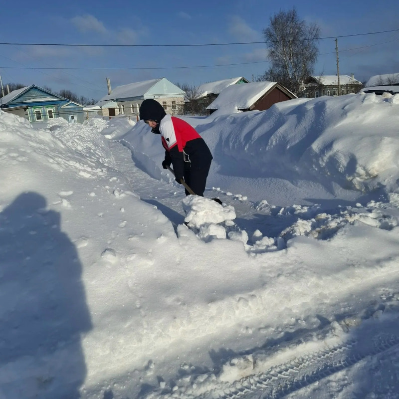 Чистка снега тяжёлая работа.
