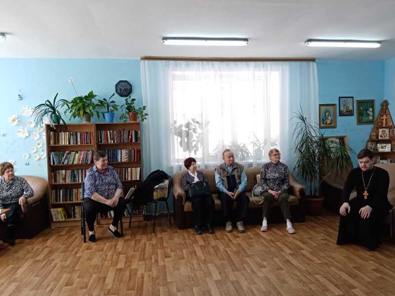 Встреча пенсионеров с отцом Романом.
